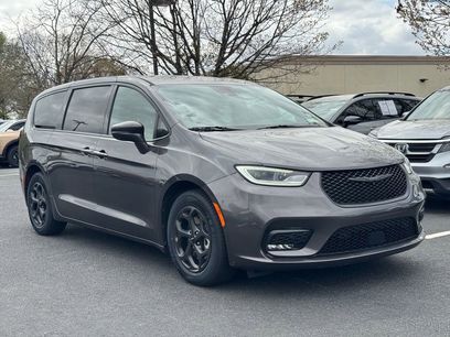 Used 2022 Chrysler Pacifica Limited w/ Uconnect Theater Family Group