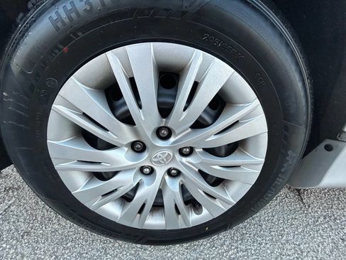 Used 2014 Toyota Camry LE image 27