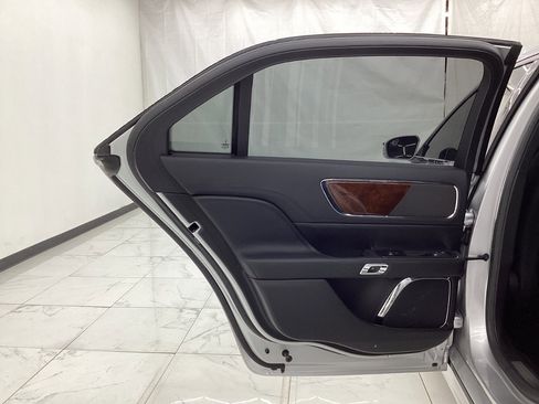 Used 2017 Lincoln Continental Premiere image 24