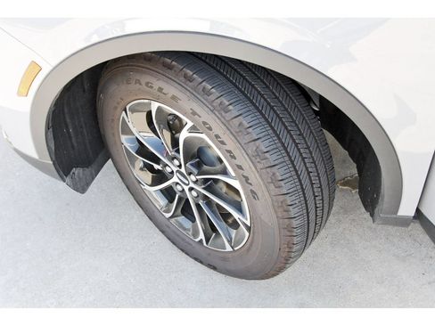 Used 2026 Lincoln Nautilus Premier AWD/4WD image 9