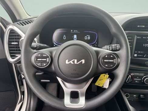 Used 2025 Kia Soul LX w/ LX Technology Package FWD image 12