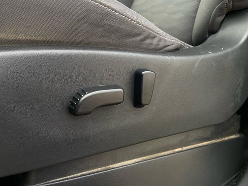 Used 2023 Nissan Frontier SV image 11