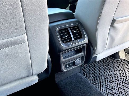 Used 2019 Volkswagen Tiguan SE image 33
