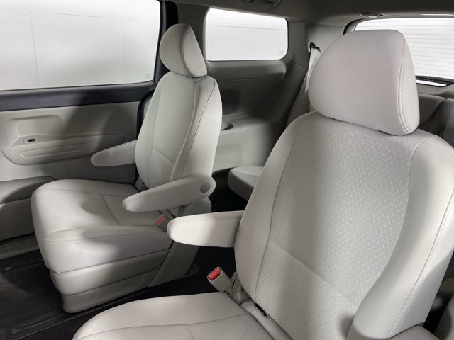 Used 2018 Kia Sedona L FWD image 28