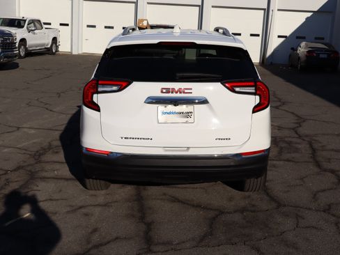 Certified 2024 GMC Terrain SLT image 9