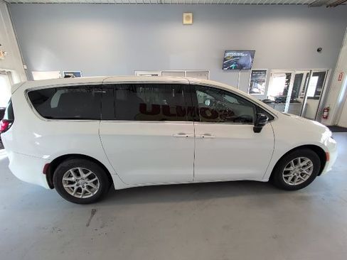 Used 2025 Chrysler Pacifica Select FWD image 6