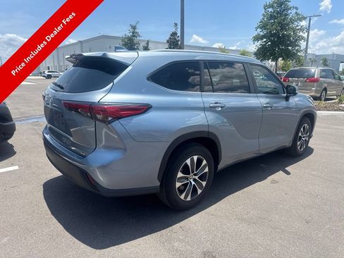 Used 2023 Toyota Highlander XLE FWD image 4