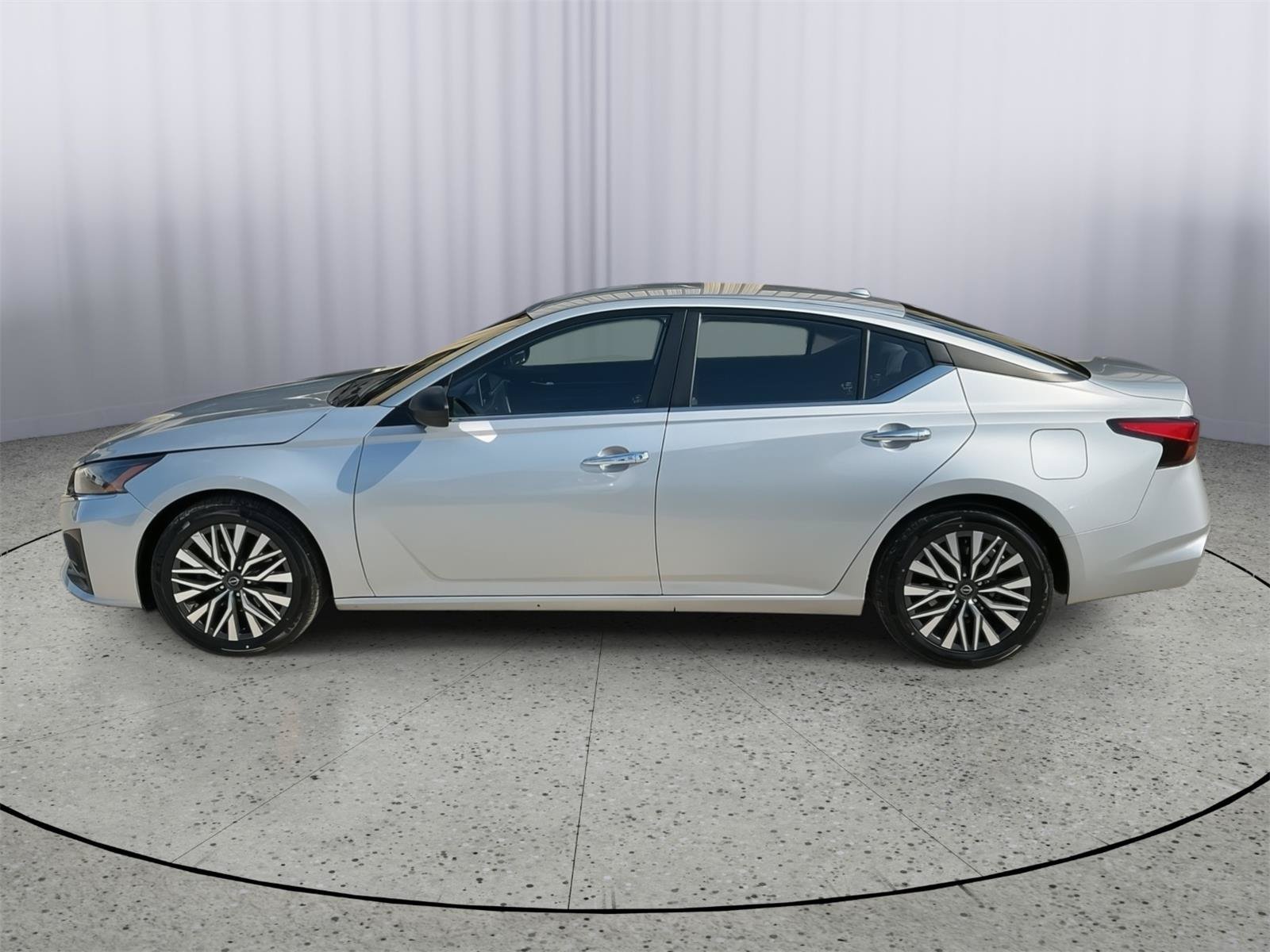 Used 2024 Nissan Altima 2.5 SV FWD image 2