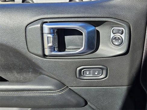 Used 2019 Jeep Wrangler Unlimited Sahara image 27