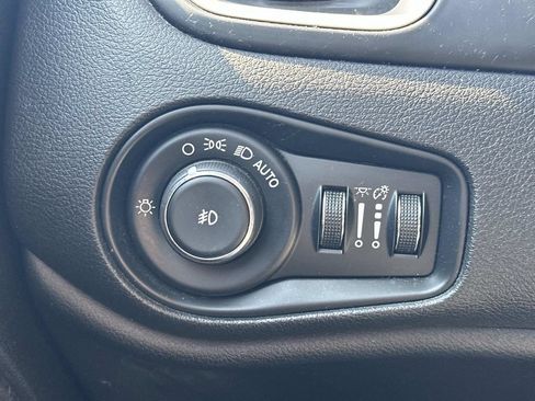 Used 2015 Jeep Renegade Latitude AWD/4WD image 26