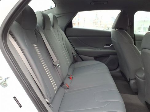 Certified 2022 Hyundai Elantra SEL w/ Preferred Accessory Package image 10