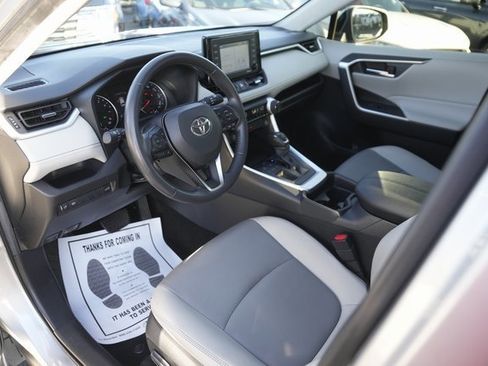 Used 2020 Toyota RAV4 XLE Premium image 8