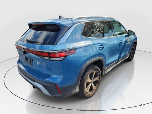 Used 2025 Volkswagen Tiguan SE image 4