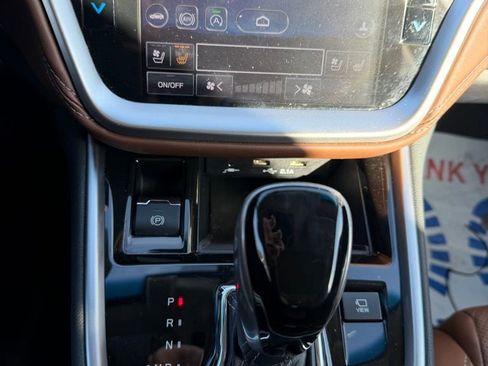 Used 2022 Subaru Outback Touring w/ Popular Package #2 image 11