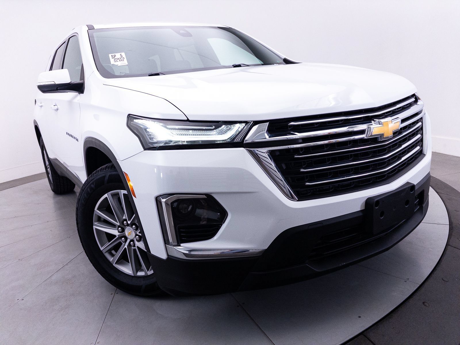 Used 2023 Chevrolet Traverse LT w/ LPO, Cargo Package FWD image 3