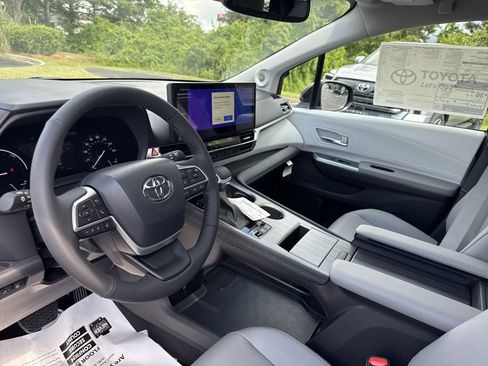 New 2025 Toyota Sienna XLE image 15