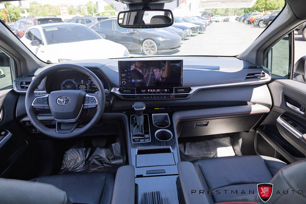 Used 2025 Toyota Sienna XSE FWD image 37
