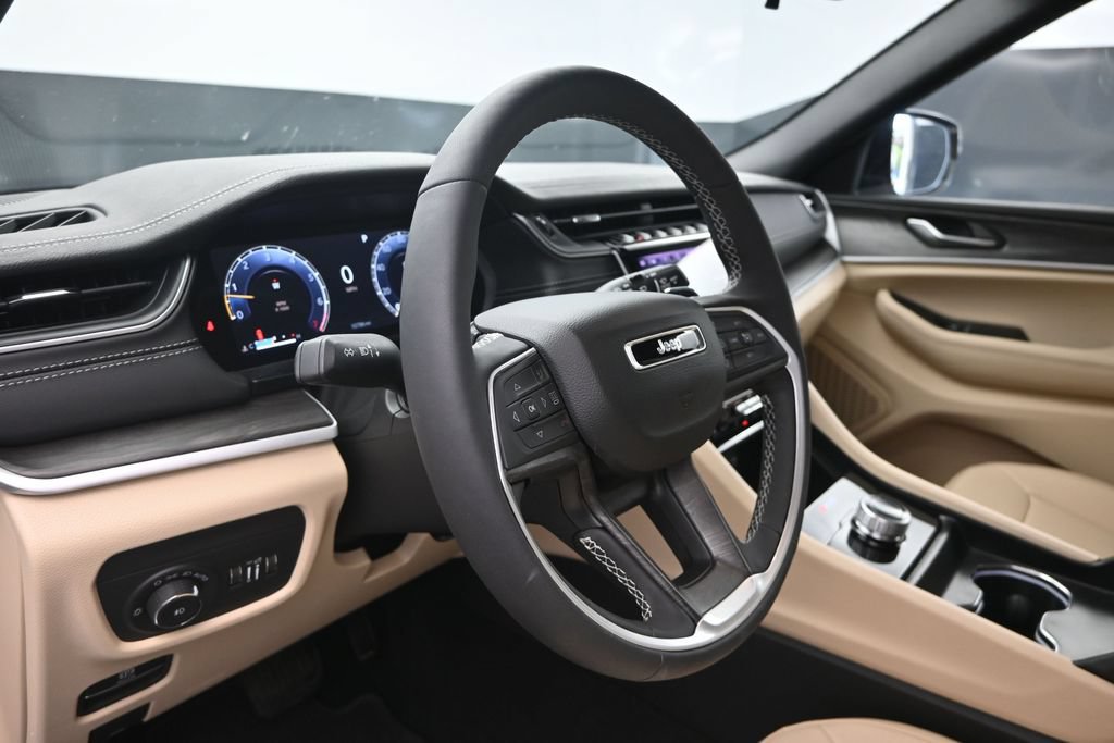 Used 2025 Jeep Grand Cherokee Limited RWD image 12