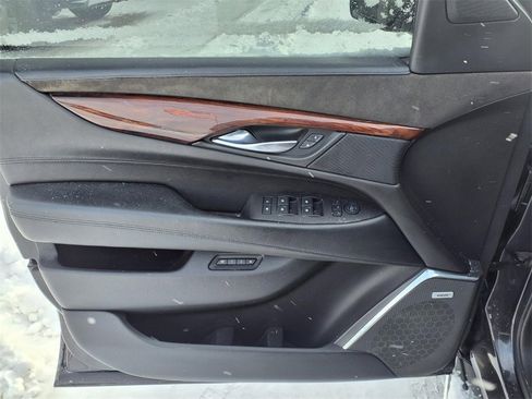Used 2015 Cadillac Escalade Luxury image 12
