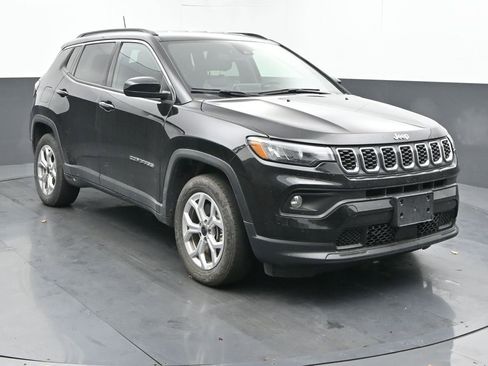 Used 2025 Jeep Compass Latitude image 3