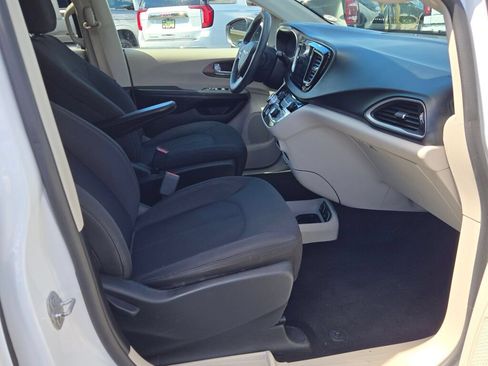 Used 2017 Chrysler Pacifica Touring FWD image 13