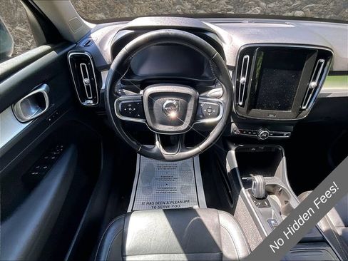 Used 2021 Volvo XC40 T4 Momentum FWD image 5