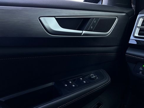 Used 2025 Volkswagen Atlas Cross Sport SE image 21