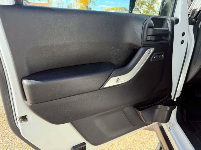 Used 2016 Jeep Wrangler Unlimited Rubicon w/ Connectivity Group AWD/4WD image 18