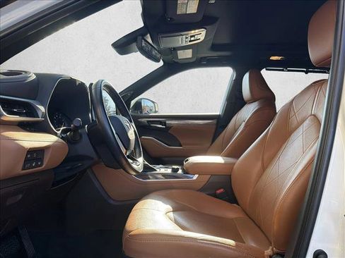 Used 2021 Toyota Highlander Platinum image 11