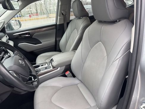 Used 2021 Toyota Highlander Limited image 19