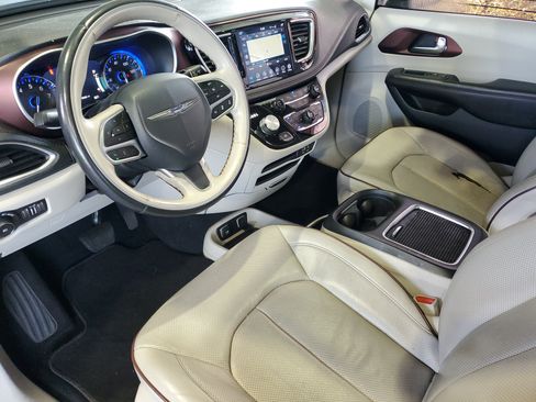 Used 2020 Chrysler Pacifica Limited w/ Advanced Safetytec Group FWD image 17