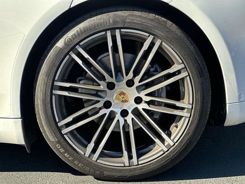 Used 2016 Porsche Panamera 4 image 8