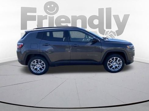 Used 2023 Jeep Compass Latitude AWD/4WD image 4