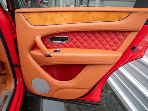 Used 2017 Bentley Bentayga image 55