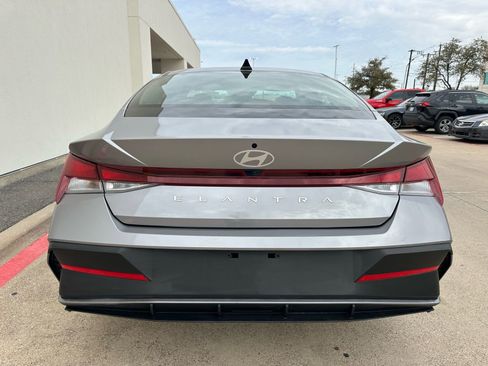 Used 2025 Hyundai Elantra SE image 6
