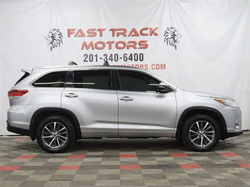 Used 2018 Toyota Highlander XLE AWD/4WD image 4