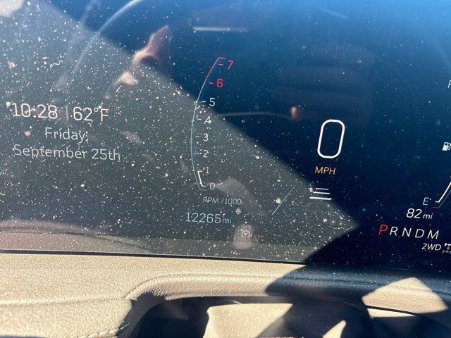 Used 2024 Cadillac XT4 Premium Luxury w/ Technology Package AWD/4WD image 9
