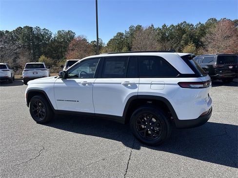New 2025 Jeep Grand Cherokee Altitude image 9