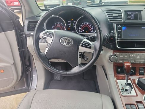 Used 2013 Toyota Highlander Limited image 21