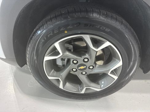 Used 2025 Chevrolet Trax LT FWD image 11