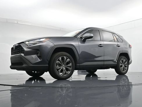 Used 2022 Toyota RAV4 XLE Premium AWD/4WD image 27