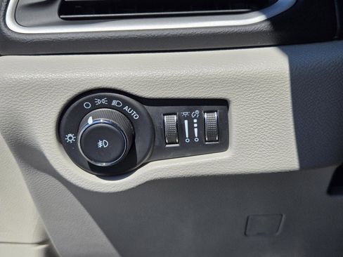 Certified 2023 Chrysler Pacifica Touring-L image 19