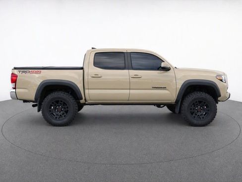 Used 2017 Toyota Tacoma TRD Off-Road AWD/4WD image 8