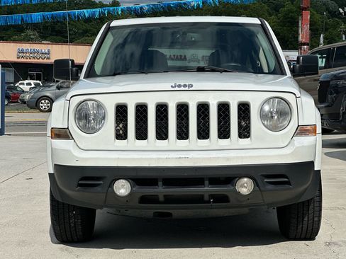Used 2017 Jeep Patriot Latitude FWD image 2