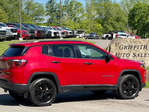 Used 2018 Jeep Compass Sport AWD/4WD image 3