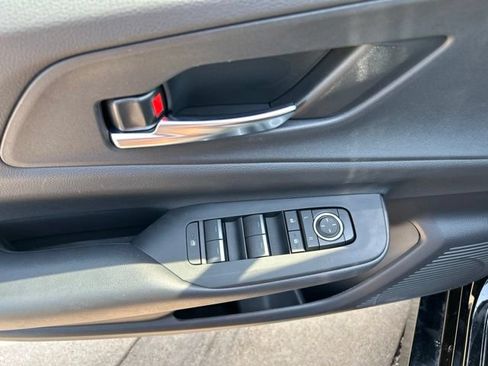 Used 2025 Toyota Prius Plug-In Hybrid FWD image 31