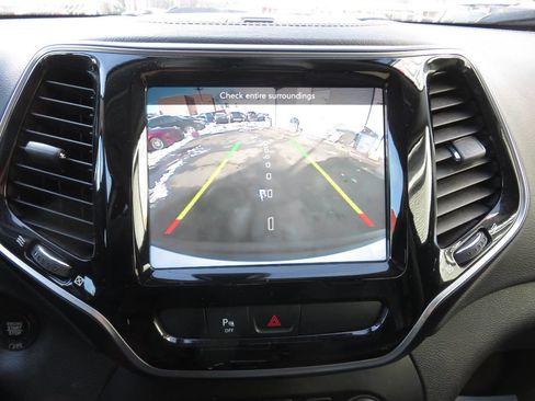 Used 2019 Jeep Cherokee Limited image 16