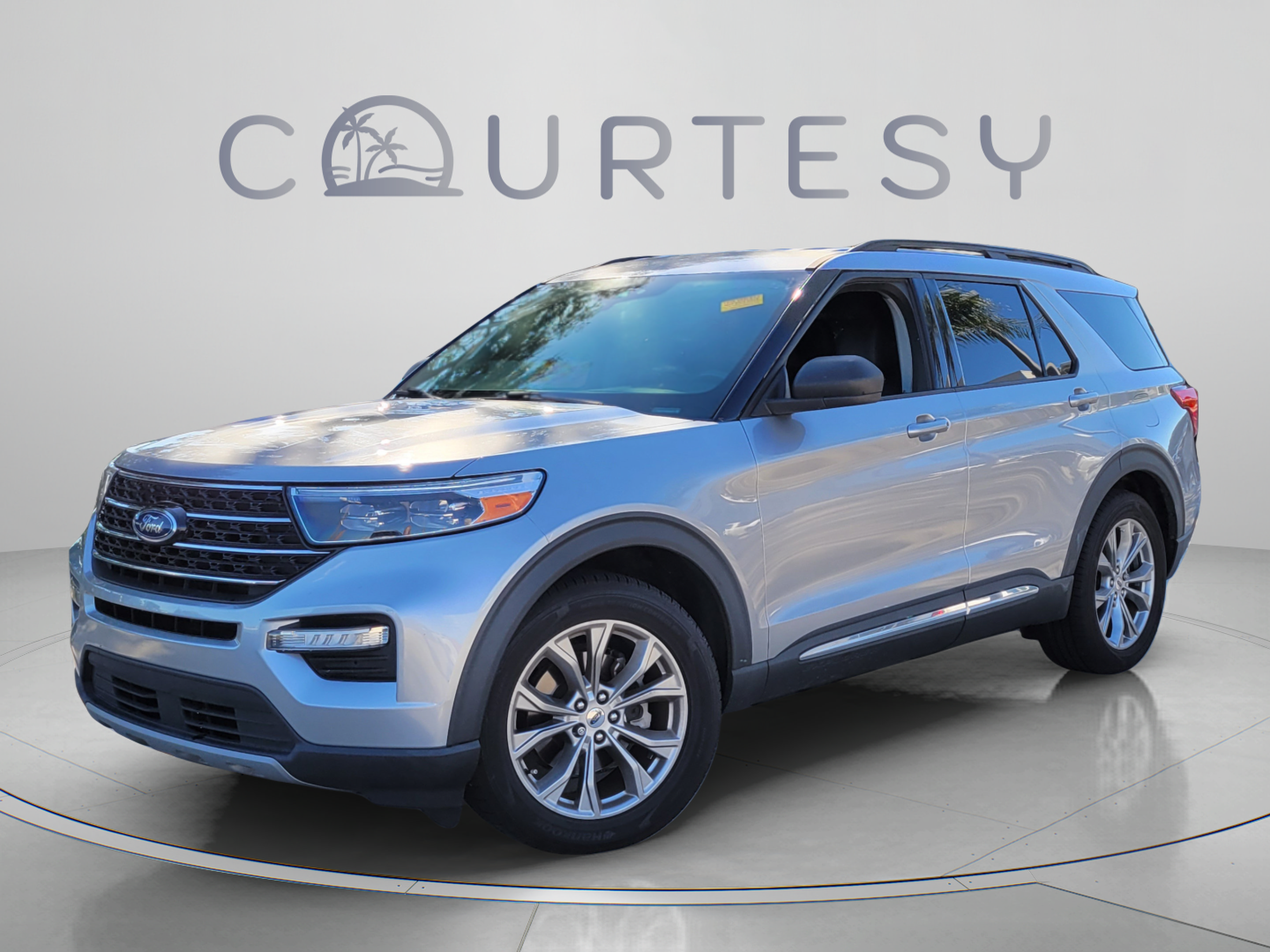 Used 2021 Ford Explorer XLT w/ Equipment Group 202A RWD image 1