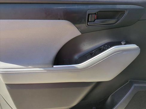 Used 2024 Toyota Highlander LE FWD image 10