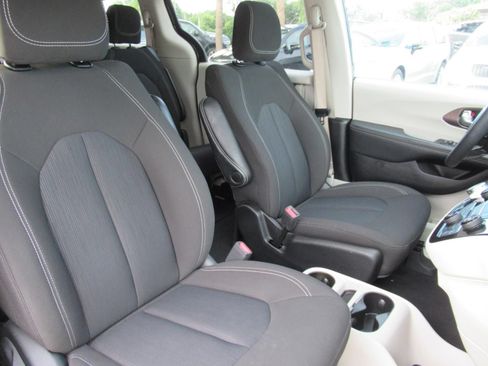 Certified 2023 Chrysler Voyager LX FWD image 9